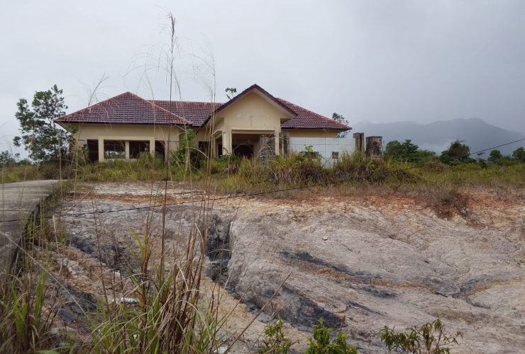 Proyek Terlantar atau Dibiarkan? Bangunan Diduga Kantor Tak Bertuan di Bengkayang