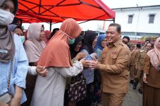 Operasi Pasar Ramadan di Sintang, Ria Norsan Pastikan Harga Stabil dan Stok Terpenuhi