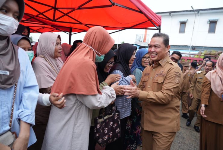 Operasi Pasar Ramadan di Sintang, Ria Norsan Pastikan Harga Stabil dan Stok Terpenuhi