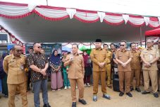 Ria Norsan Resmikan Operasi Pasar Murah di Melawi, Harga Paket Sembako Turun Jadi Rp50 Ribu