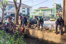ASN Gotong Royong Bersihkan Lingkungan Kantor Wali Kota