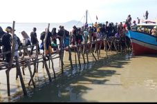 Demi ke Pulau Lemukutan, Pengunjung Meniti Jembatan Kayu Seadanya