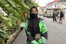 Ramadan Penuh Perjuangan: Kisah Ica, Ibu Dua Anak yang Tangguh Mengais Rezeki sebagai Ojol