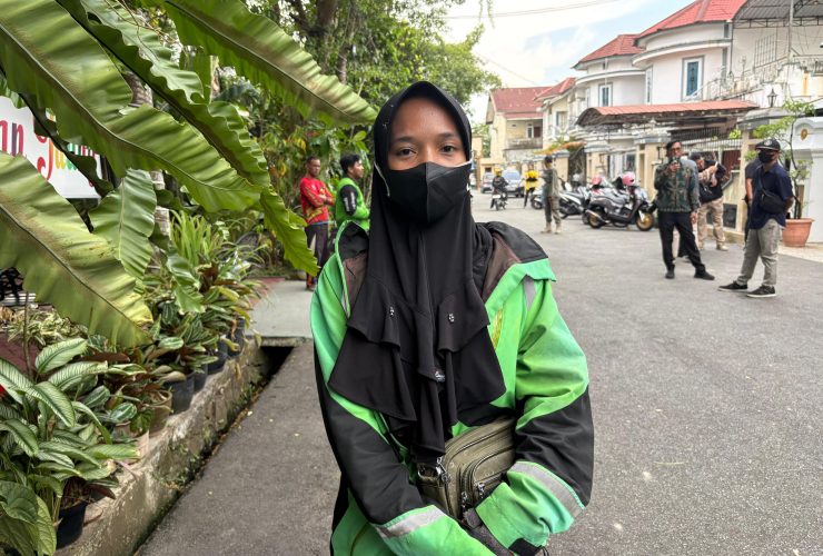 Ramadan Penuh Perjuangan: Kisah Ica, Ibu Dua Anak yang Tangguh Mengais Rezeki sebagai Ojol