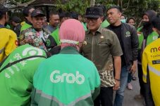 Bupati Sujiwo Bagikan Paket Sembako untuk Ojol