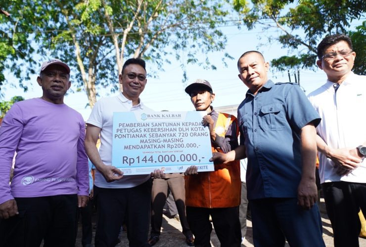 720 Petugas Kebersihan Terima Paket Sembako dan Uang Tali Asih
