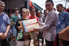 Edi Kamtono Serahkan Bantuan Darurat bagi Korban Kebakaran Parwasal