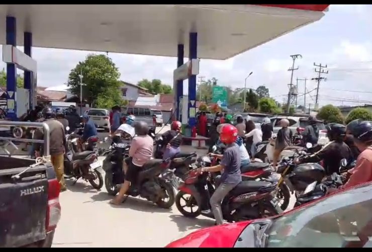 Susahnya Dapat BBM di SPBU, Pertamina Klaim Stok Masih Aman