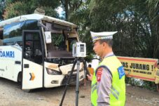 Polisi Olah TKP Laka Lantas Bus Damri di Sanggau