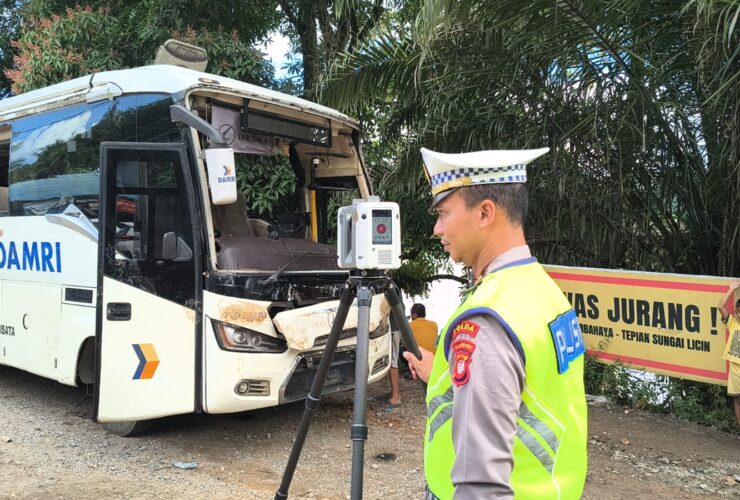 Polisi Olah TKP Laka Lantas Bus Damri di Sanggau