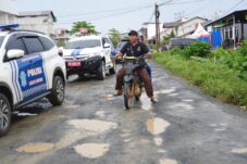 Ria Norsan Targetkan Perbaikan Jalan Teluk Batang – Sukadana Rampung Agustus