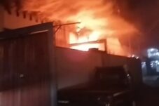 Kebakaran Hanguskan Toko Sinar Jawi Furniture di Pontianak