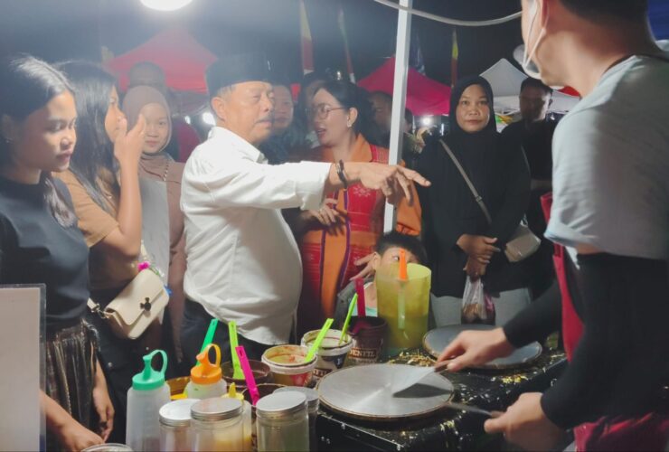 Bupati Ontot Tutup Perayaan HUT ke-410 Kota Sanggau dengan Bazar UMKM dan Kembang Api