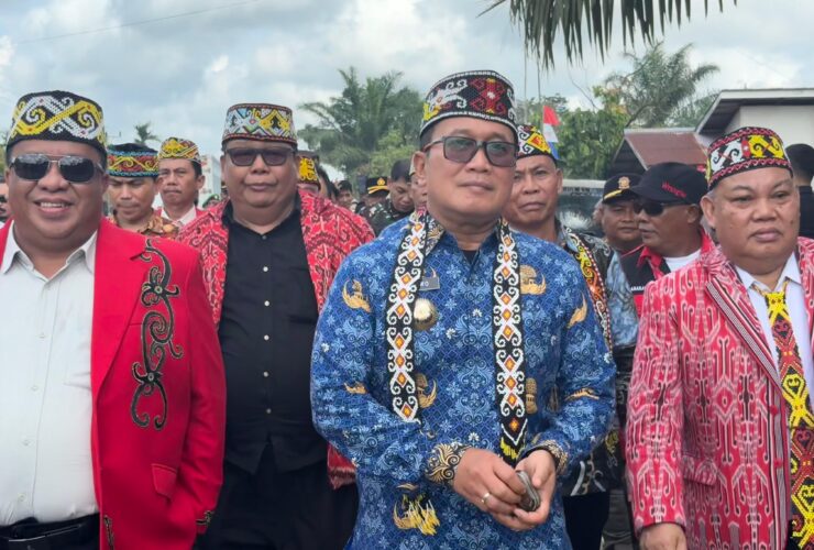 Bupati Sujiwo Gelontorkan Bantuan Rp1,25 Miliar untuk Renovasi Rumah Betang