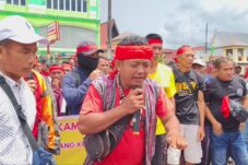 Desak Rekan Mereka Dibebaskan, Ratusan Warga Geruduk Polres Sanggau