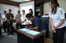 Minta Masyarakat Awasi SPMB 2026, Dikbud Sanggau Tandatangi Pakta Integritas