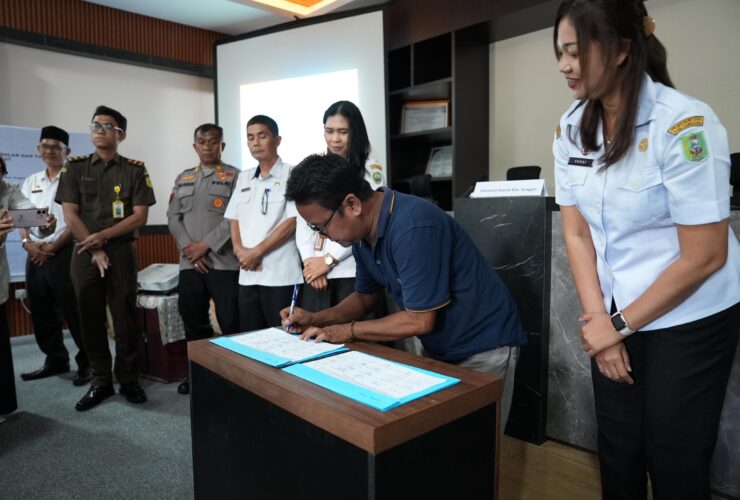 Minta Masyarakat Awasi SPMB 2026, Dikbud Sanggau Tandatangi Pakta Integritas