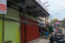 Kabel Diduga Milik Telkom Ganggu Aktifitas Warga Parindu, Warga: Sudah Kami Lapor tak Digubris