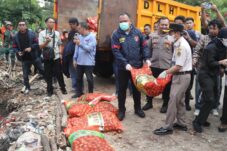 Bareskrim Polri Musnahkan 20 Ton Bawang Impor Ilegal