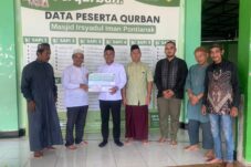 Wagub Krisantus Serahkan Bantuan Kurban Untuk Masyarakat Pontianak dan Kubu Raya