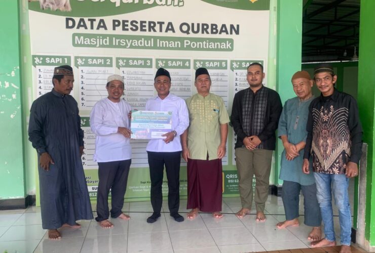 Wagub Krisantus Serahkan Bantuan Kurban Untuk Masyarakat Pontianak dan Kubu Raya