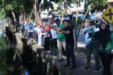 DLH Uji Coba Penaburan Eco Enzym Bersihkan Parit dan Kurangi Bau