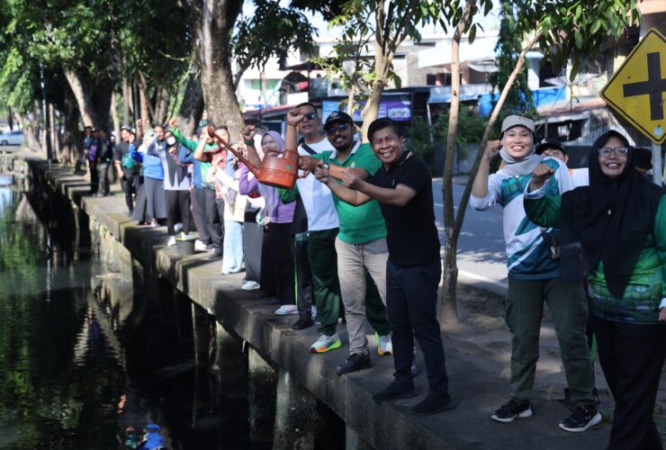 DLH Uji Coba Penaburan Eco Enzym Bersihkan Parit dan Kurangi Bau
