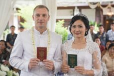 Banyak yang Baru Sadar Setelah Terlambat, Ini Risiko Menikah dengan WNA yang Wajib Diketahui