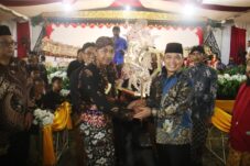 Gubernur Ria Norsan Ajak Masyarakat Jaga Persatuan Melalui Budaya