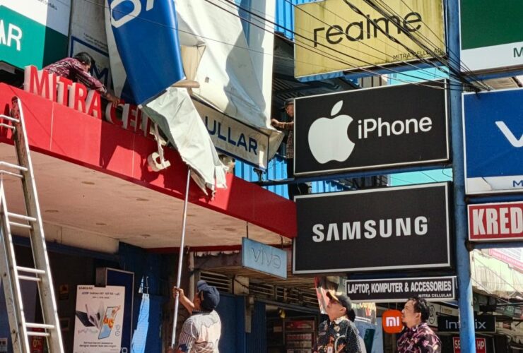 Tunggak Pajak Reklame, Billboard Vivo dan Sosro Ditertibkan Pemkot Pontianak