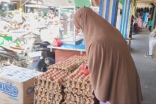 MBG Libur, Harga Telur di Sanggau Turun