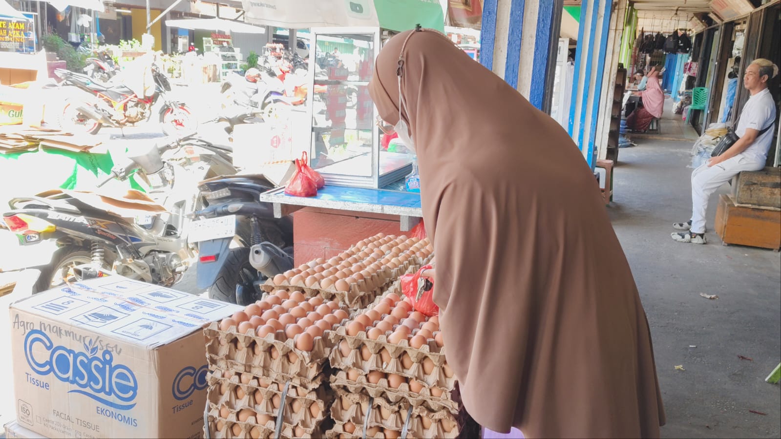 MBG Libur, Harga Telur di Sanggau Turun