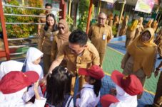 Hari Pertama Sekolah, Ayah Luangkan Waktu Antar Anak ke Sekolah