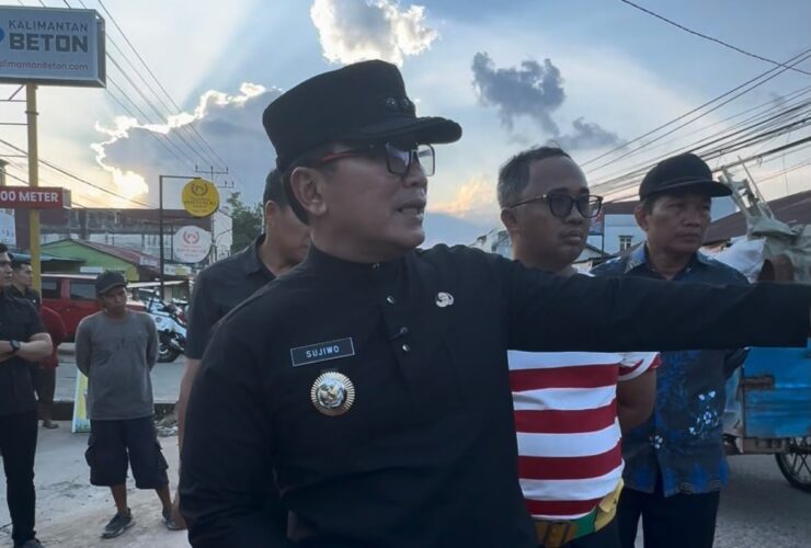 Jalan Raya Desa Kapur Diperlebar, Bupati Sujiwo Minta Pengendara Tak Parkir di Bahu Jalan