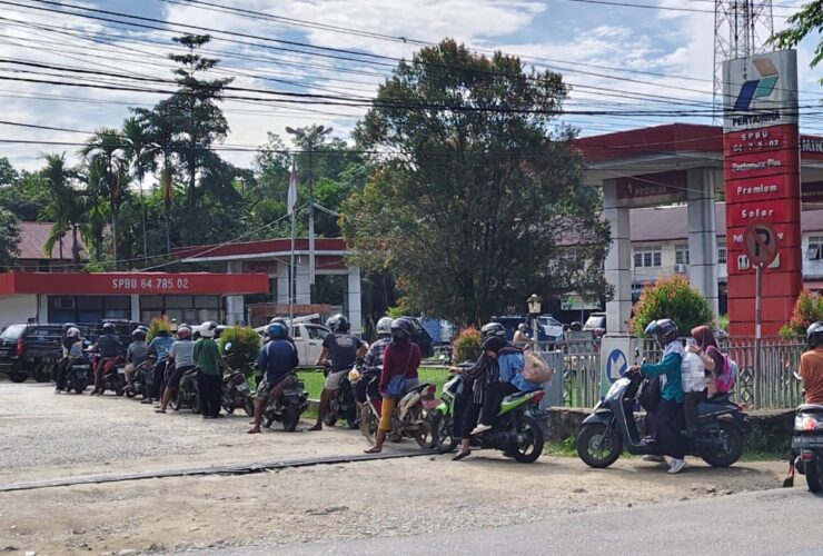 Kuota Tersendat, Antre BBM di SPBU Kembali Dirasakan Warga Sanggau