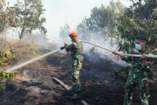 Prajurit Yonko 466 Pasgat Bersama Tim Gabungan Padamkan Karhutla di Kubu Raya