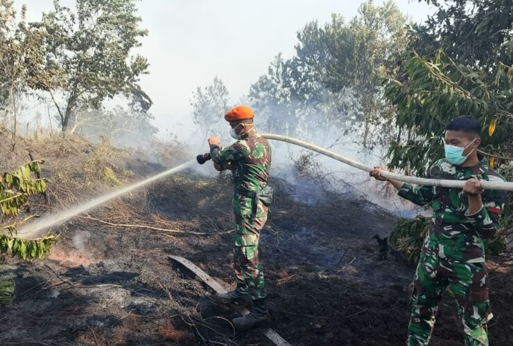 Prajurit Yonko 466 Pasgat Bersama Tim Gabungan Padamkan Karhutla di Kubu Raya