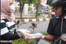 Imigrasi Pontianak Bagikan 1.700 Masker kepada Warga di Tengah Kabut Asap