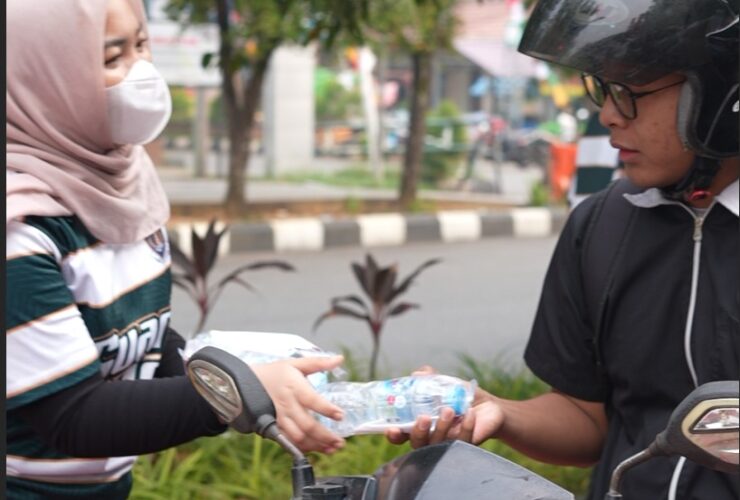 Imigrasi Pontianak Bagikan 1.700 Masker kepada Warga di Tengah Kabut Asap
