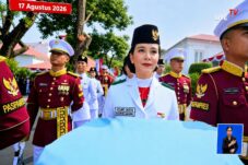 Siswi SMKN 5 Pontianak Jadi Pembawa Baki di HUT Ke-81 RI