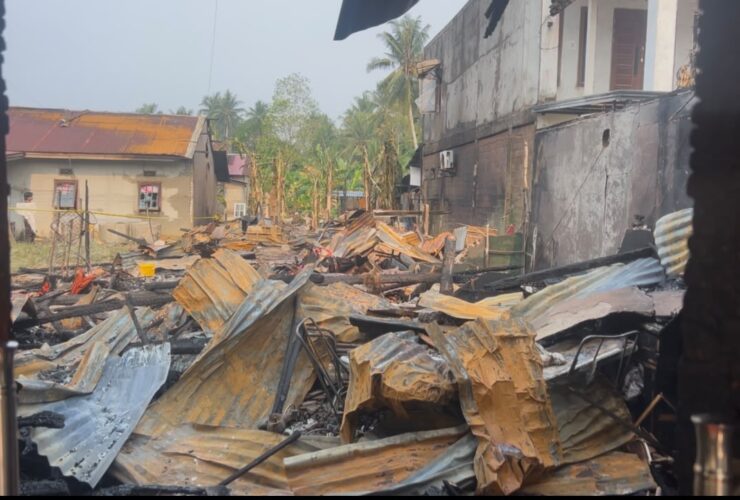 Uang Rp90 Juta untuk Biaya Sekolah Hangus Terbakar, Rumah Warga Wajok Hulu Ludes Dilalap Api