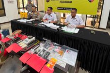 Oknum Dewan Sintang Ditetapkan Tersangka Kasus PETI, Barang Bukti 3 Kg Emas Hasil Tambang Ilegal Disita