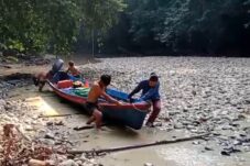 Air Sungai Kering, Warga Kapuas Hulu Jalan Kaki 7 Jam untuk Cari Sembako
