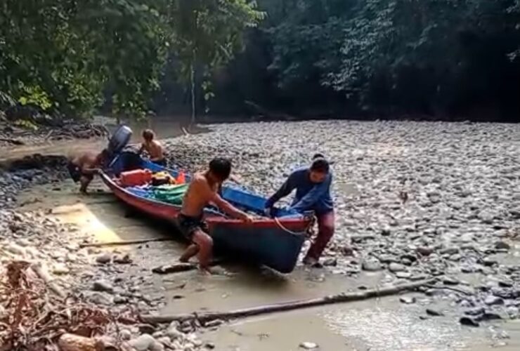 Air Sungai Kering, Warga Kapuas Hulu Jalan Kaki 7 Jam untuk Cari Sembako