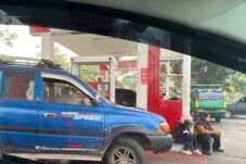 Warga Keluhkan Antre BBM di SPBU 64-786-12 Sintang, Ada yang Isi Pakai Drum