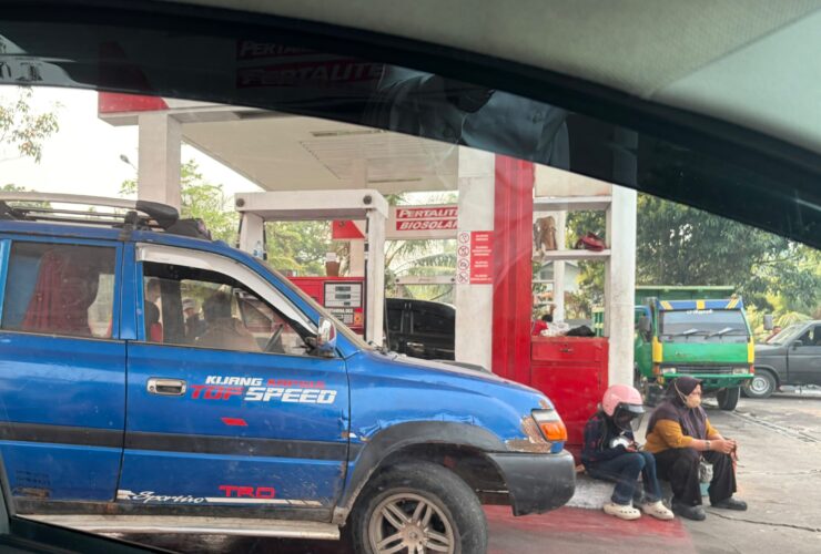 Warga Keluhkan Antre BBM di SPBU 64-786-12 Sintang, Ada yang Isi Pakai Drum