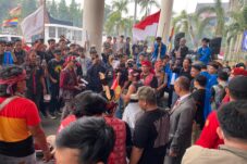 Aksi Massa Tolak Pencabutan Perda Perladangan, Andreas: Saya Tantang Prabowo, Ayo Kita Cek
