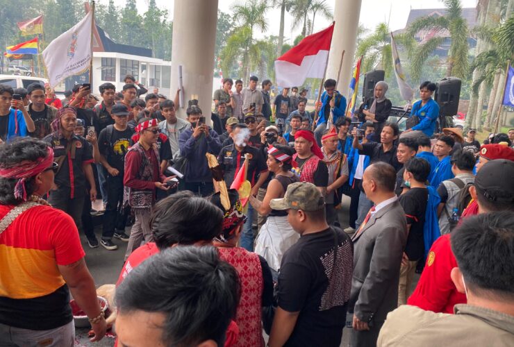 Aksi Massa Tolak Pencabutan Perda Perladangan, Andreas: Saya Tantang Prabowo, Ayo Kita Cek