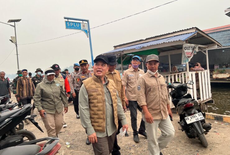 Ria Norsan Pantau Pemadaman Karhutla di Ketapang