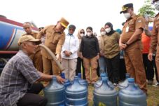 Ria Norsan Salurkan Air Bersih dan Sembako Murah untuk Warga Ketapang